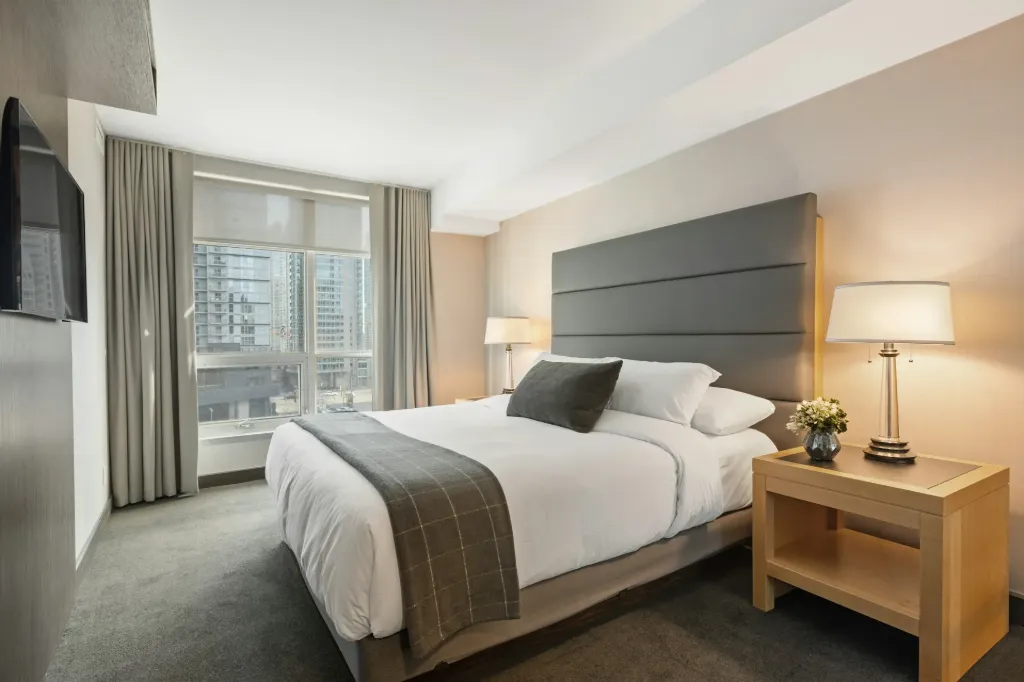 unsplash_oxeCZrodz78_hotel room.webp